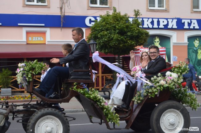 Молодята, транспаранти, усмішки: Луцьком пройшов «парад щасливих родин»