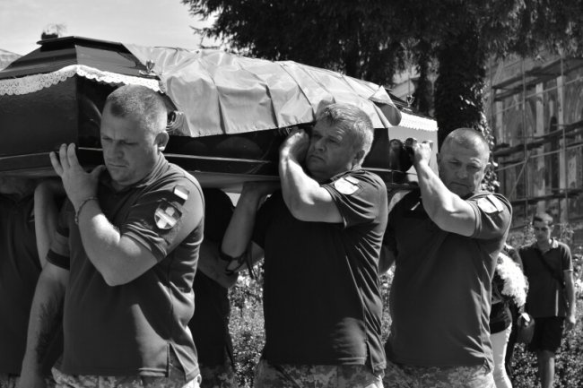 Луцьк попрощався із загиблим Героєм Дмитром Раєнковим