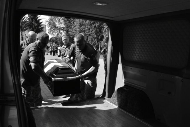 Луцьк попрощався із загиблим Героєм Дмитром Раєнковим