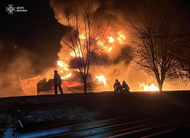 Волинські рятувальники показали, як ліквідовували наслідки нічної атаки росії. ФОТО