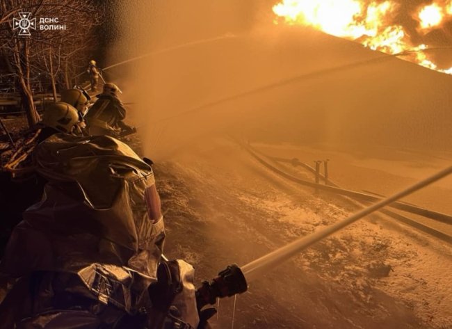 Волинські рятувальники показали, як ліквідовували наслідки нічної атаки росії. ФОТО