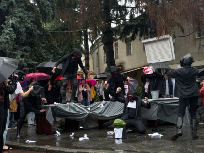 «Маємо боротися за них, як вони за нас»: у Луцьку родини полонених «азовців» влаштували акцію. ФОТО