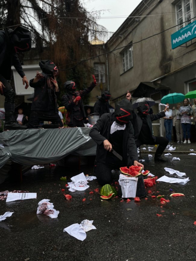 «Маємо боротися за них, як вони за нас»: у Луцьку родини полонених «азовців» влаштували акцію. ФОТО