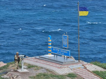 Синьо-жовтий прапор доставили на Зміїний, або Добрі новини від ВолиньPost за 4 липня 