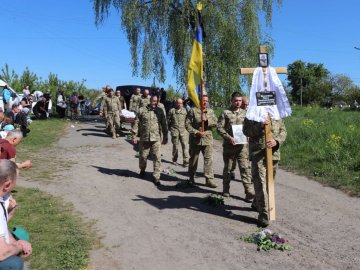 На Волині провели в останню путь Героя Івана Толочка