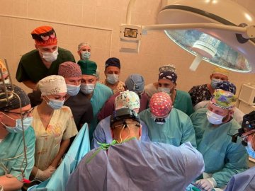 В Україні вперше зробили трансплантації нирок двом дітям одночасно від одного донора 