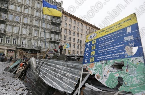 У Києві міняють «бутафорні» барикади на справжні.ФОТО