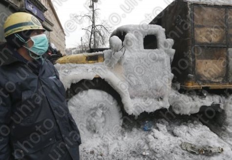 У Києві міняють «бутафорні» барикади на справжні.ФОТО