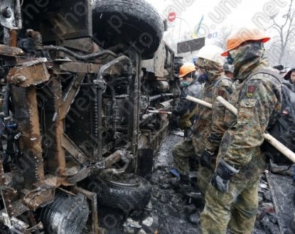 У Києві міняють «бутафорні» барикади на справжні.ФОТО