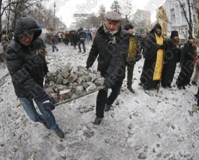 У Києві міняють «бутафорні» барикади на справжні.ФОТО