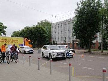 У Луцьку зіткнулися Lexus та автомобіль патрульних. ФОТО