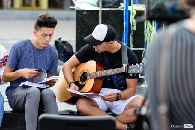 Людей було мало, але прийшли патріоти: у Луцьку відбулася акція «Мова об'єднує». ФОТО