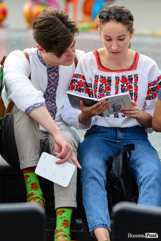 Людей було мало, але прийшли патріоти: у Луцьку відбулася акція «Мова об'єднує». ФОТО