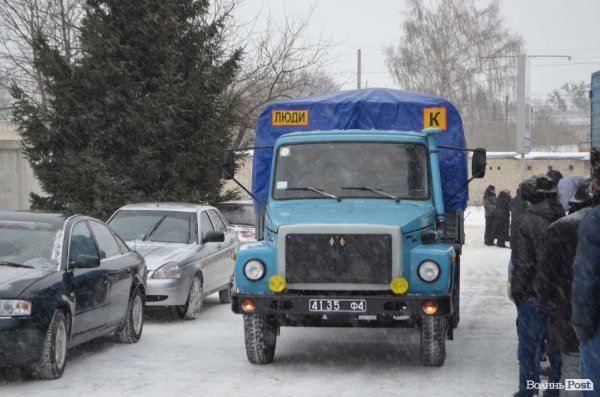 Луцькі ВВшники повернулися на базу, Автомайдан починає чергування.ДОПОВНЕНО. ФОТО