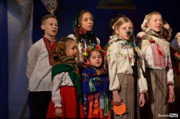 Віншування, янголи і різдвяне тепло: у Луцьку колядував фестиваль вертепів