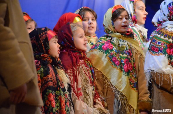 Віншування, янголи і різдвяне тепло: у Луцьку колядував фестиваль вертепів