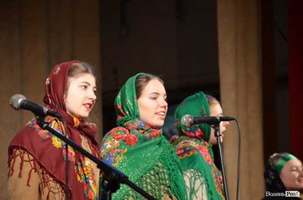 Віншування, янголи і різдвяне тепло: у Луцьку колядував фестиваль вертепів