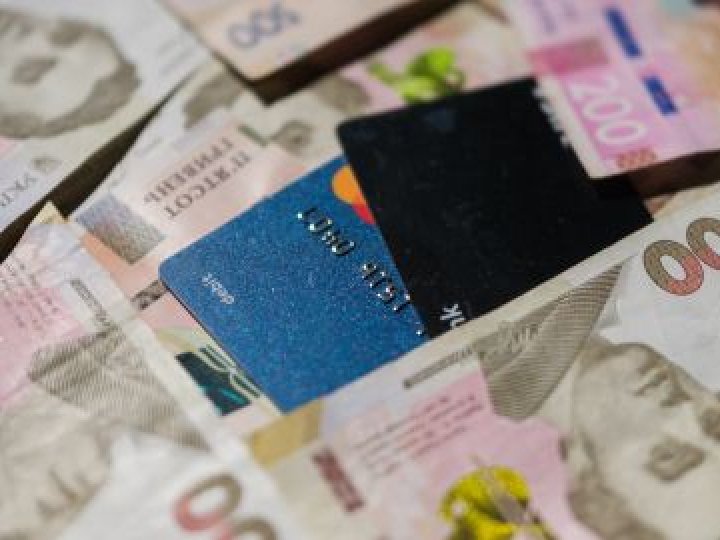 Українцям почали блокувати картки після отримання «зайвих» 1500 грн