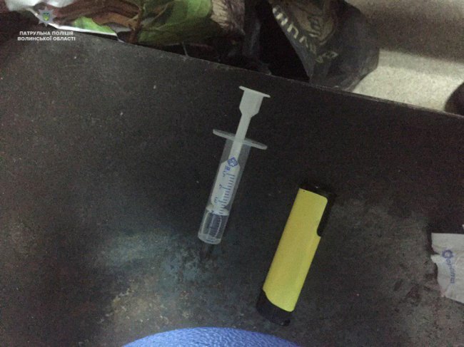 «Травичка» та шприц: у Луцьку затримали чоловіків з наркотиками. ФОТО