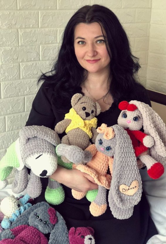 Молода бабуся з Волині в'яже креативні плюшеві іграшки-«засинайки». ФОТО