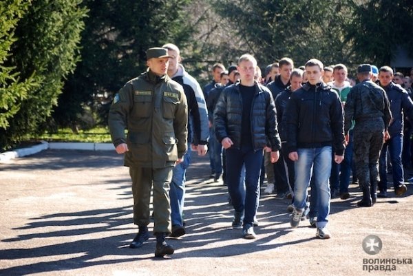 У Луцьку проводжали солдат на строкову службу. ФОТО