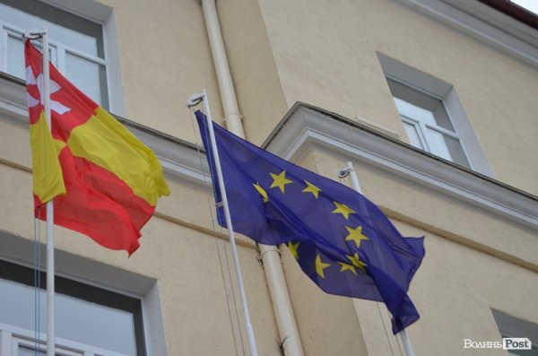 Біля мерії Луцька вивісили прапор Євросоюзу. ФОТО