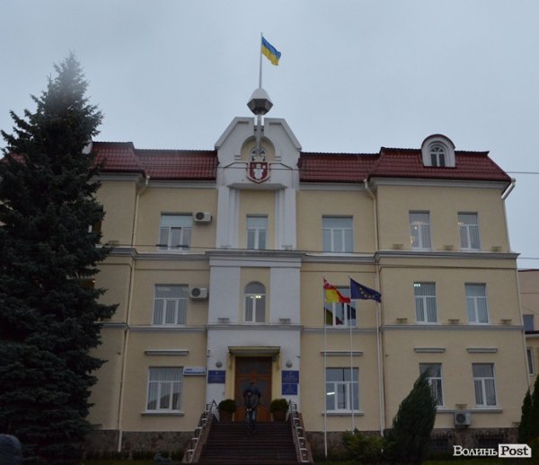 Біля мерії Луцька вивісили прапор Євросоюзу. ФОТО