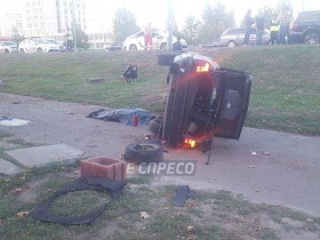 Моторошна аварія в Києві: водія розчавило власне авто