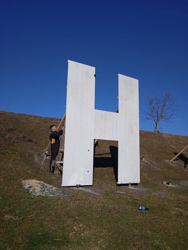 Поблизу Луцька відновили знак Hollywood