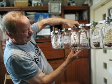 Майстер з Волині  будує мініатюрні кораблі у пляшках. ВІДЕО