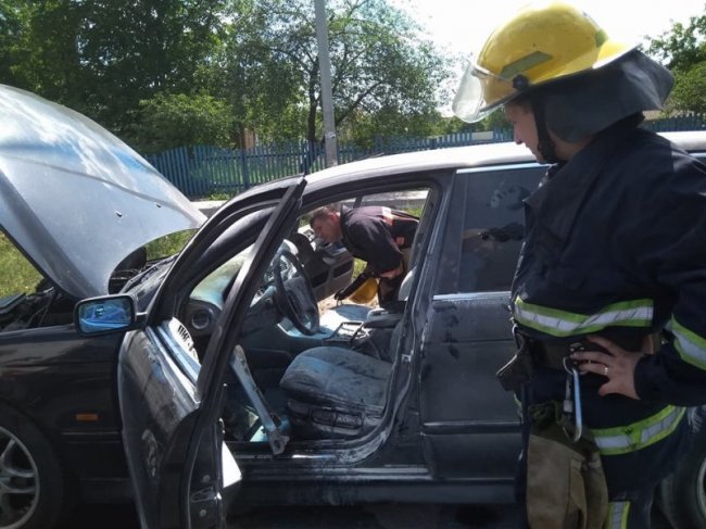 У селі під Луцьком на ходу загорівся автомобіль. ФОТО