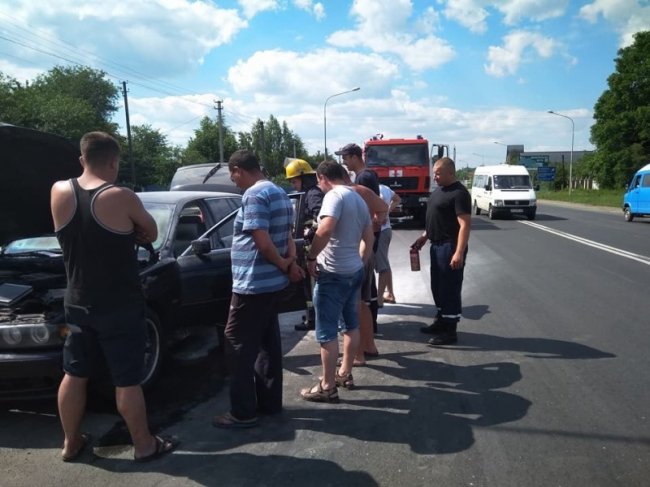 У селі під Луцьком на ходу загорівся автомобіль. ФОТО
