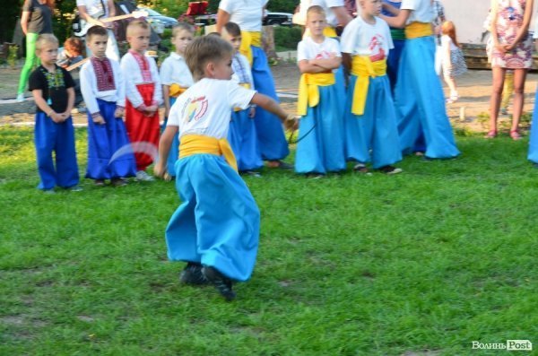 Гопак на битому склі: у Луцьку козачата показали елементи козацького характерництва. ФОТО. ВІДЕО