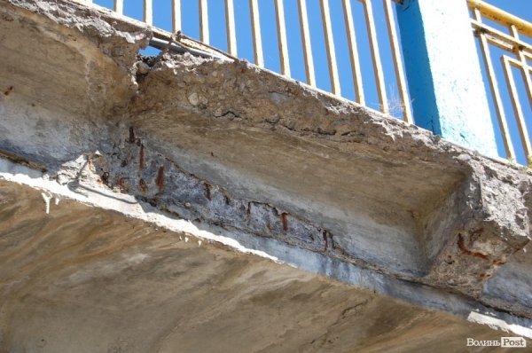 Луцькі «мости на мільйон» сипляться. ФОТО