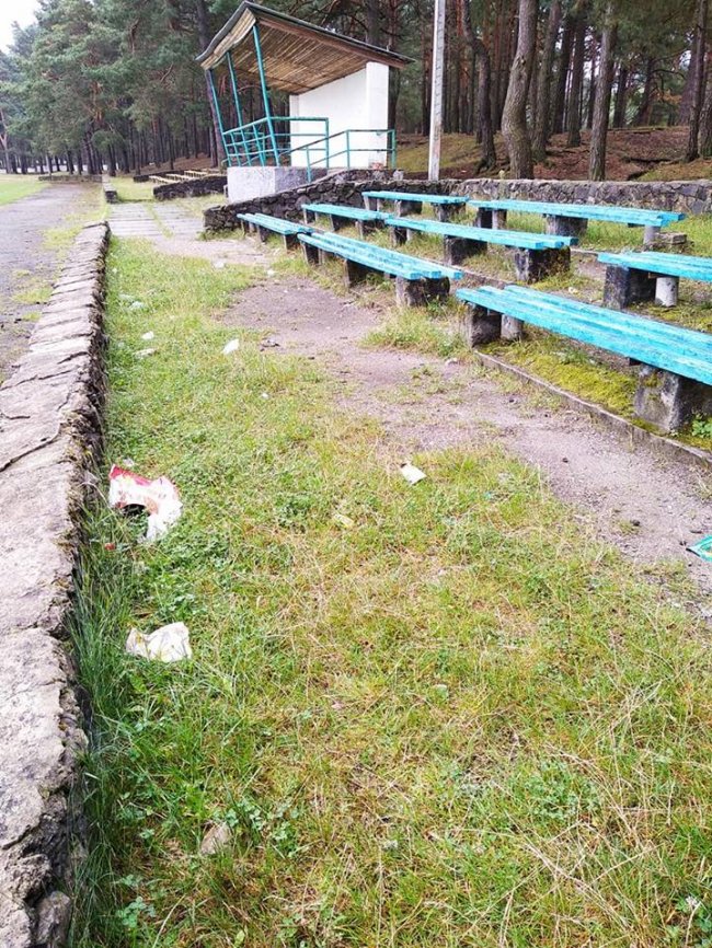 У Маневичах юний активіст самотужки прибрав стадіон. ФОТО