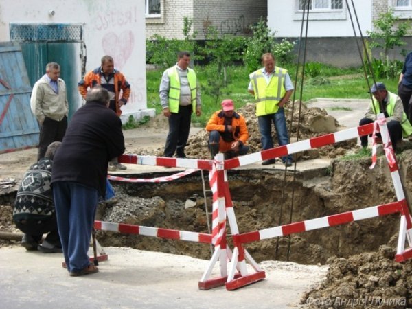 У Луцьку два тижні протікала труба. Комунальники знали, але займалися іншим