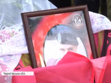 Остання дорога, встелена квітами: на Чернігівщині поховали 21-річного морпіха