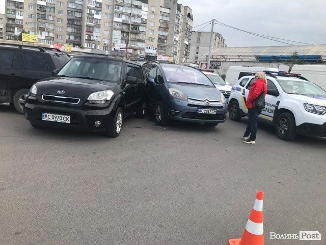 На луцькій автостанції – ДТП за участю рекордної кількості авто. ФОТО
