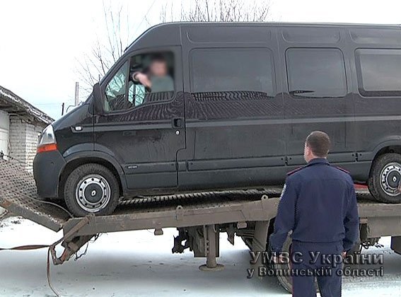 У Луцьку п'яний водій відмовився виходити з автомобіля. ФОТО