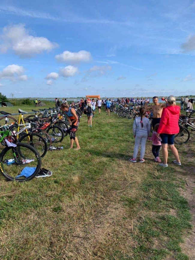 Біг, плавання та їзда на велосипеді: на Волині проходять змагання з крос-триатлону