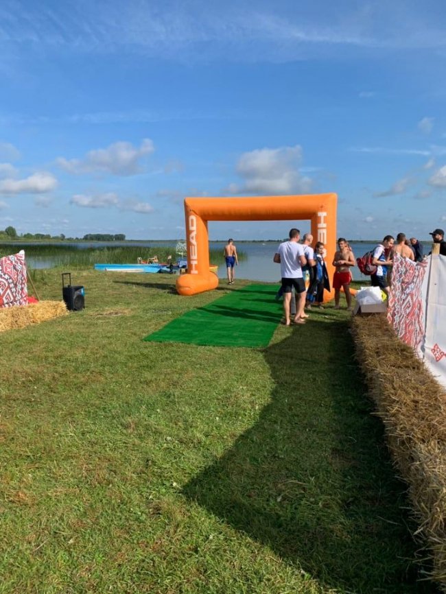 Біг, плавання та їзда на велосипеді: на Волині проходять змагання з крос-триатлону