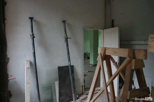 У Луцьку укріплюють обвалений будинок. ФОТО