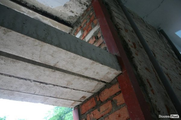 У Луцьку укріплюють обвалений будинок. ФОТО