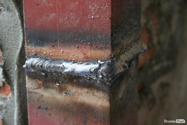 У Луцьку укріплюють обвалений будинок. ФОТО