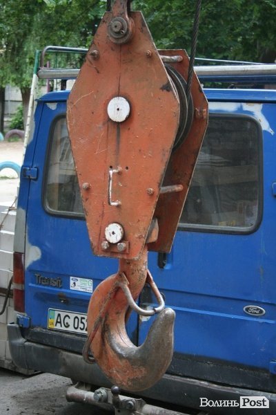 У Луцьку укріплюють обвалений будинок. ФОТО