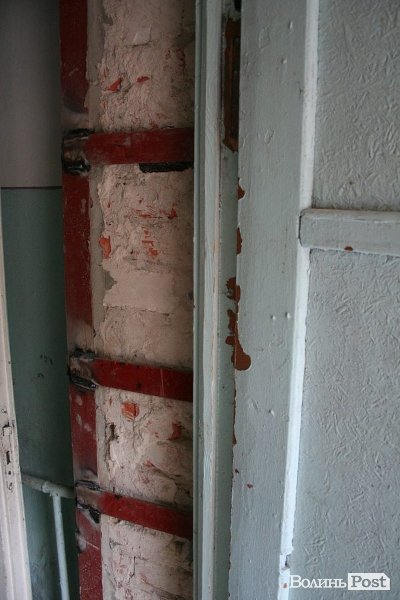 У Луцьку укріплюють обвалений будинок. ФОТО