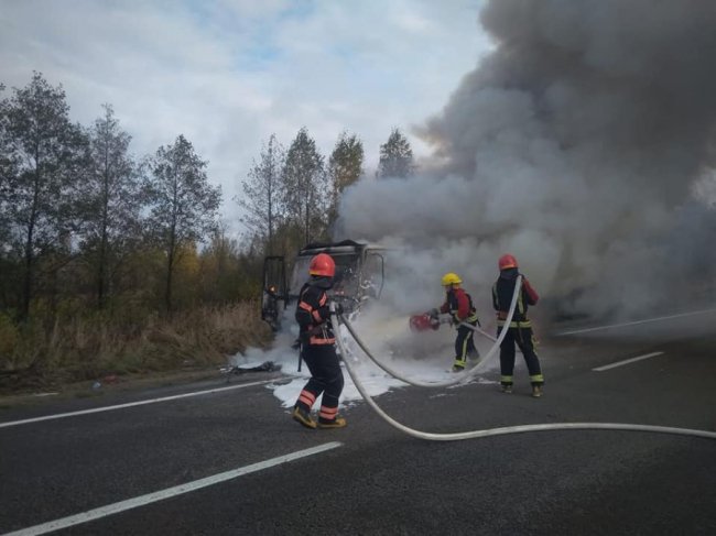 На автодорозі Київ-Ковель на ходу загорілася вантажівка. ФОТО