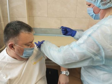 Очільник луцької поліклініки разом з дружиною вакцинувався від коронавірусу 
