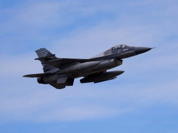 Польща піднімала в повітря чотири літаки F-16 через ракетний обстріл України росіянами