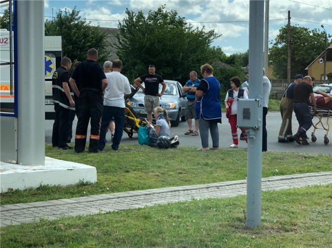 На Волині автівка збила мотоцикліста з дитиною. ФОТО